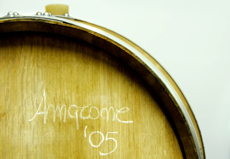 Italské víno Amarone v sudu