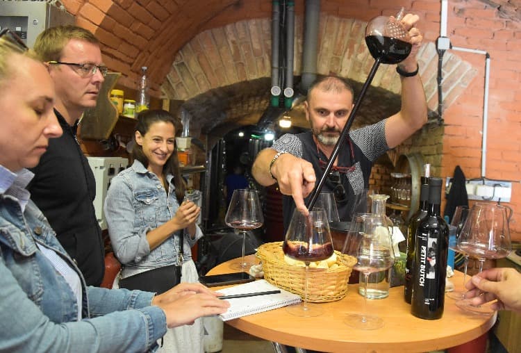 Míchání klubového cuvée ve vinařství Hort