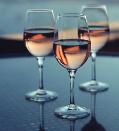 Růžové víno suché ve sklence.